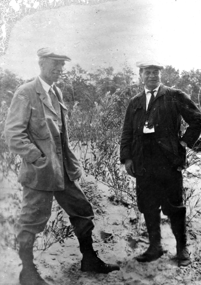 Black and white photograph of Henry Cowles and Arthur Tansley, standing on a sand dune in Indiana