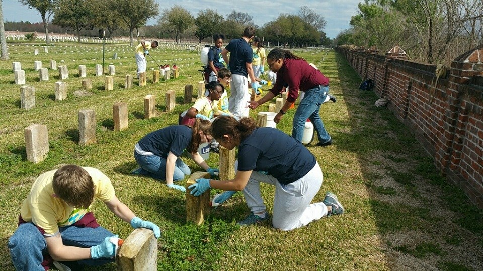 Volunteers clean national cemetery headstones Volunteers clean national cemetery headstones