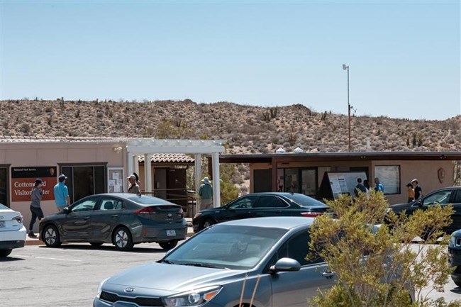People and cars outside of cottonwood visitor center