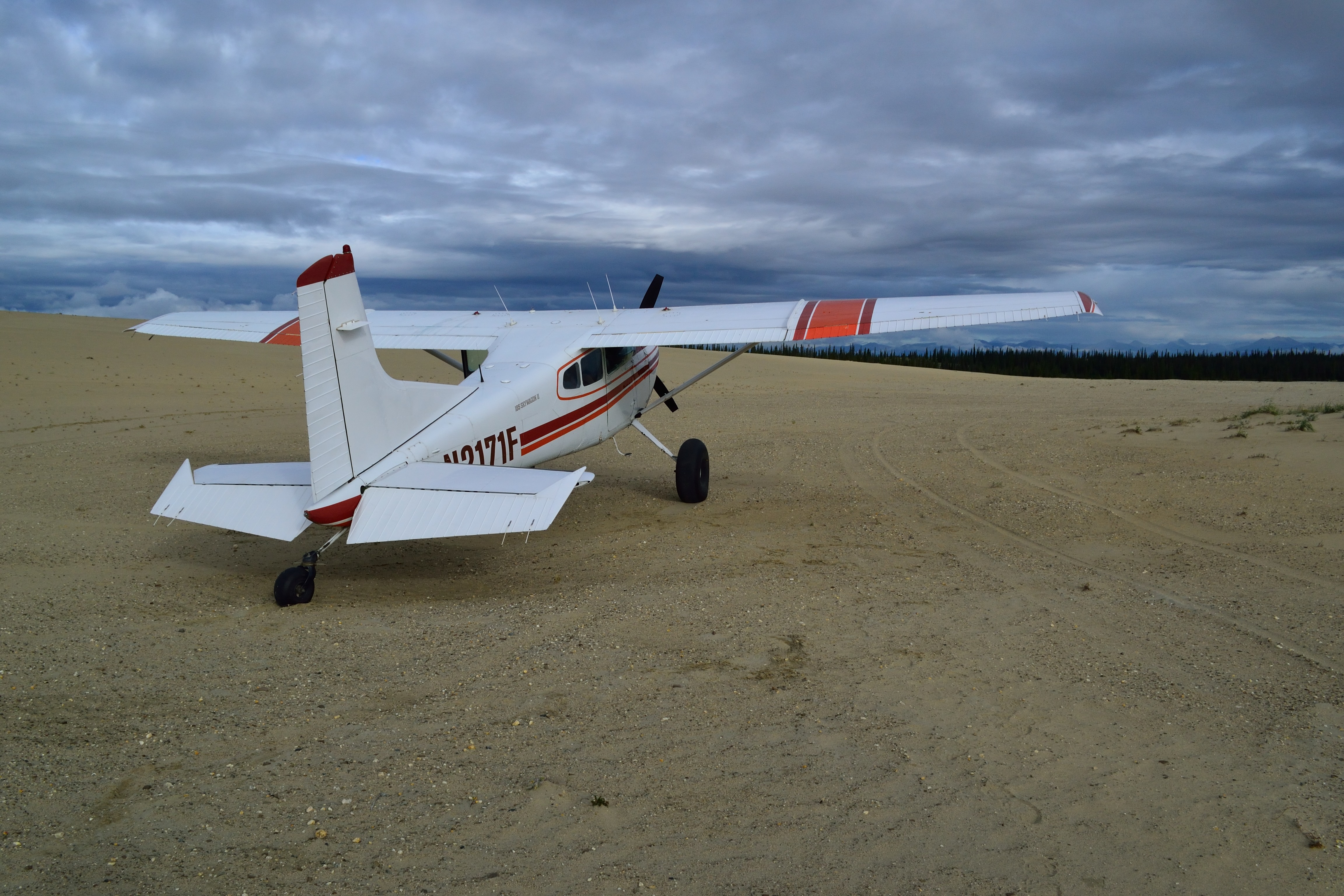The NPS plane lands on the Great Kobuk Sand Dunes. Photo by NPS/Rachel Post.