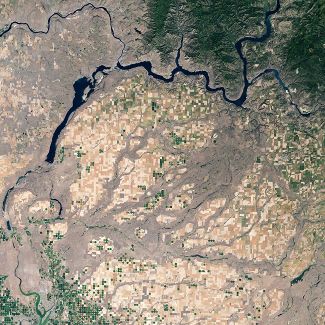 A satellite image of Lake Roosevelt and the area to the south