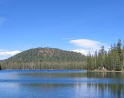 Fairfield Peak rises above Upper Twin Lake