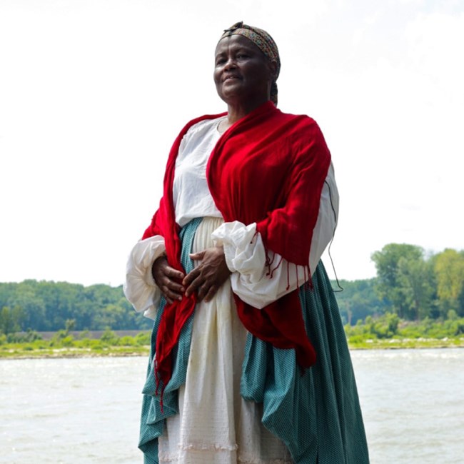 Marlene-Rivero-as-Yorks-Mother Woman in 1800s historical reenactment clothing depicts the mother of York, the only enslaved member of the Lewis and Clark Expedition