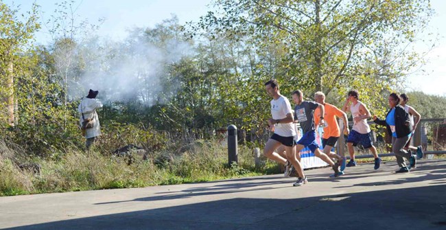 Scramble runners Runners taking off after musket fire