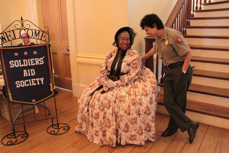 Journey-Home-park-ranger-speaks-with-soldiers-aid-society-worker-at-the-Old-State-Capitol-in-Springfield-Illinois