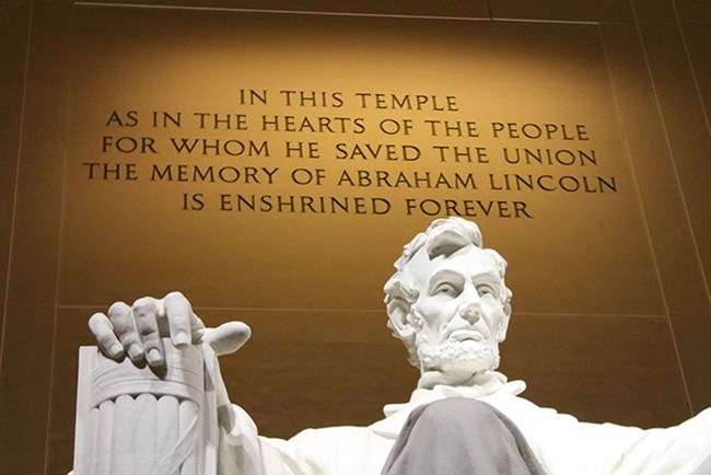 evening shot of lincoln statue