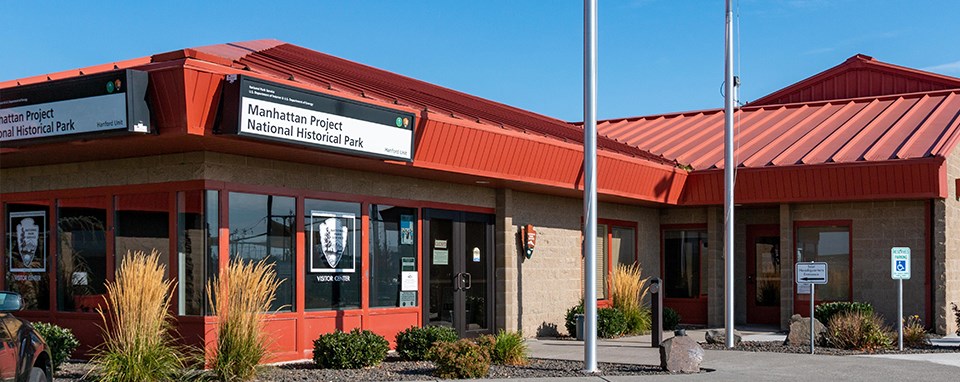 A color photo of a building that says Manhattan Project National Historical Park on it.