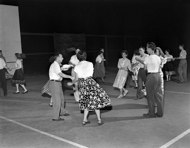 Oak Ridgers dance on the tennis courts.
