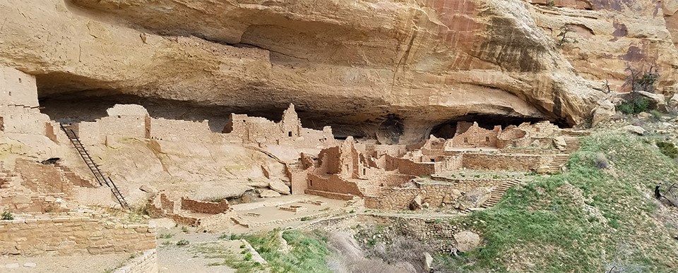 Ancient stone-masonry village in a long alcove