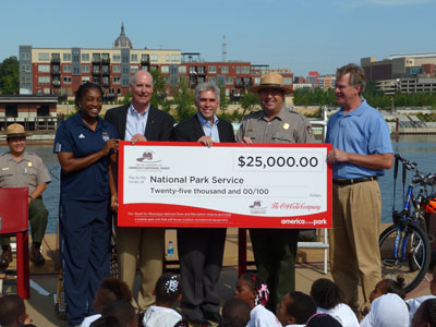 From left to right: Teresa Edwards (WNBA), Dan Kueppers (Coca-Cola), Rep. Joe Atkins, Park Superintendent Paul Labovitz, Mayor Chris Coleman From left to right: Teresa Edwards (WNBA), Dan Kueppers (Coca-Cola), Rep. Joe Atkins, Park Superintendent Paul Labovitz, Mayor Chris Coleman
