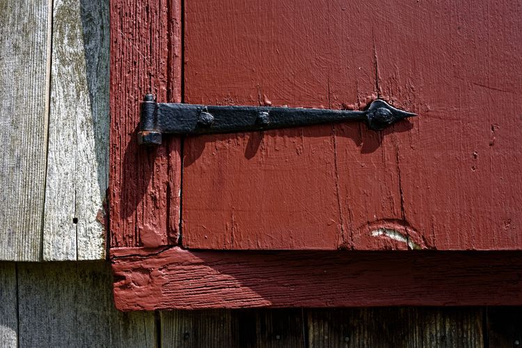WIck House shutter and hinge