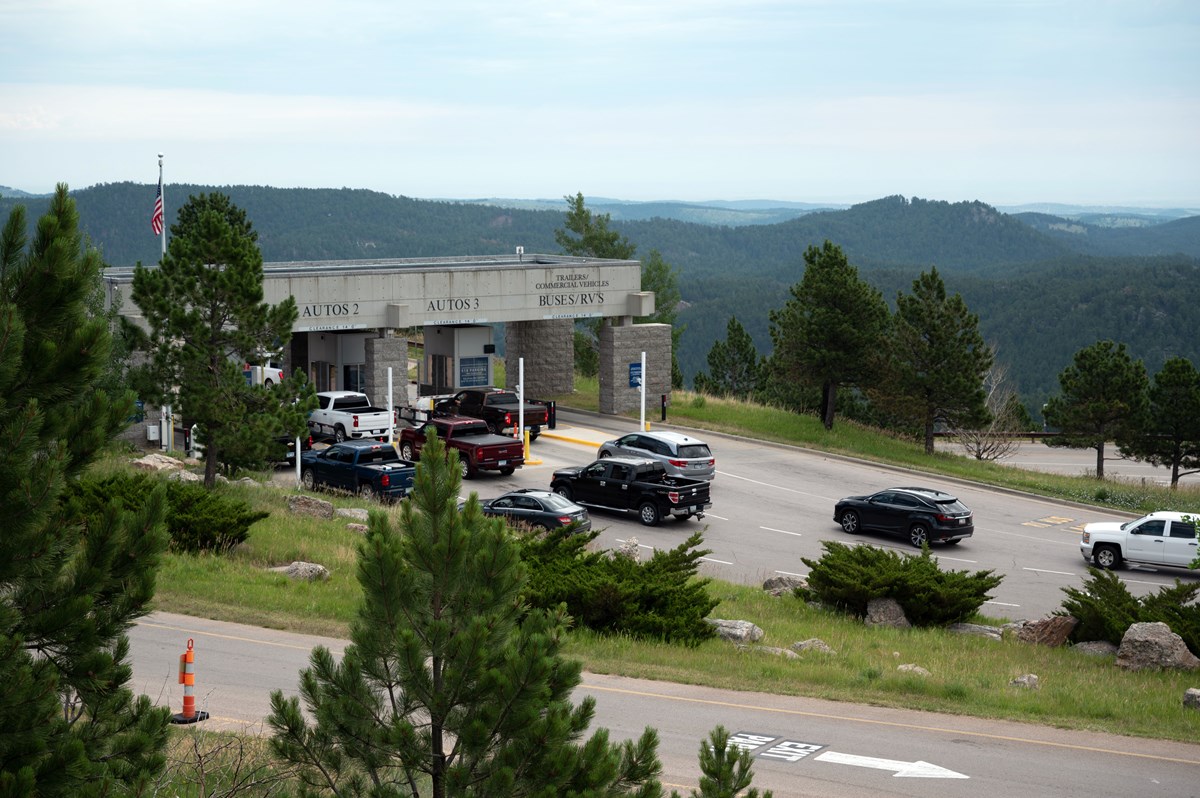 Vehicles entering the Mount Rushmore parking facility.