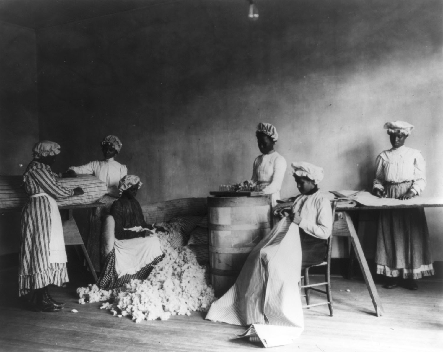 Photograph shows African American students in mattress-making class, Tuskegee Institute, Tuskegee, Alabama