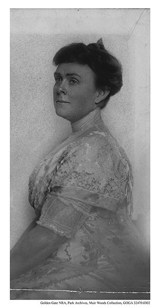 Elizabeth Kent posing for a portrait.