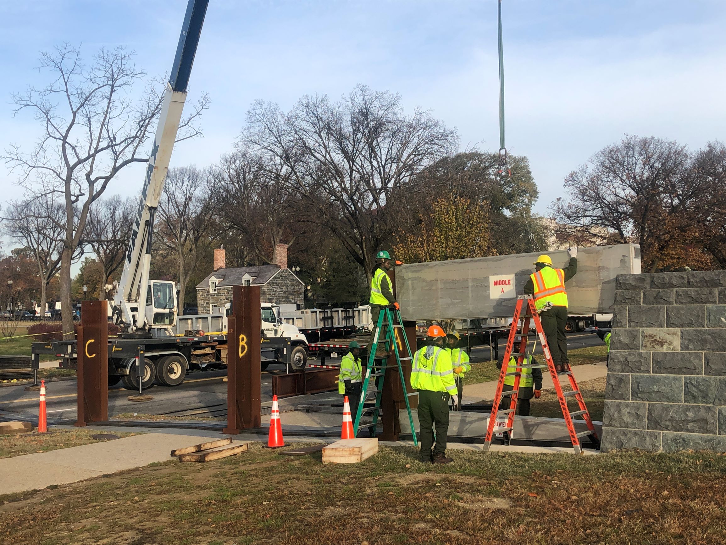 17th-Street-levee-construction-11.JPG?maxwidth\u003d1300\u0026maxheight\u003d1300\u0026autorotate\u003dfalse\u0026format\u003dwebp