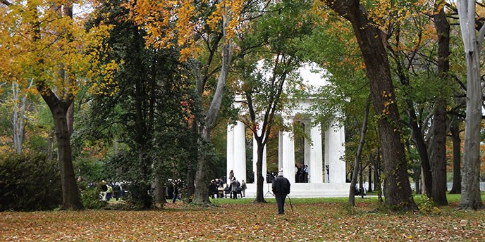 DC War Memorial in Fall DC War Memorial in Fall