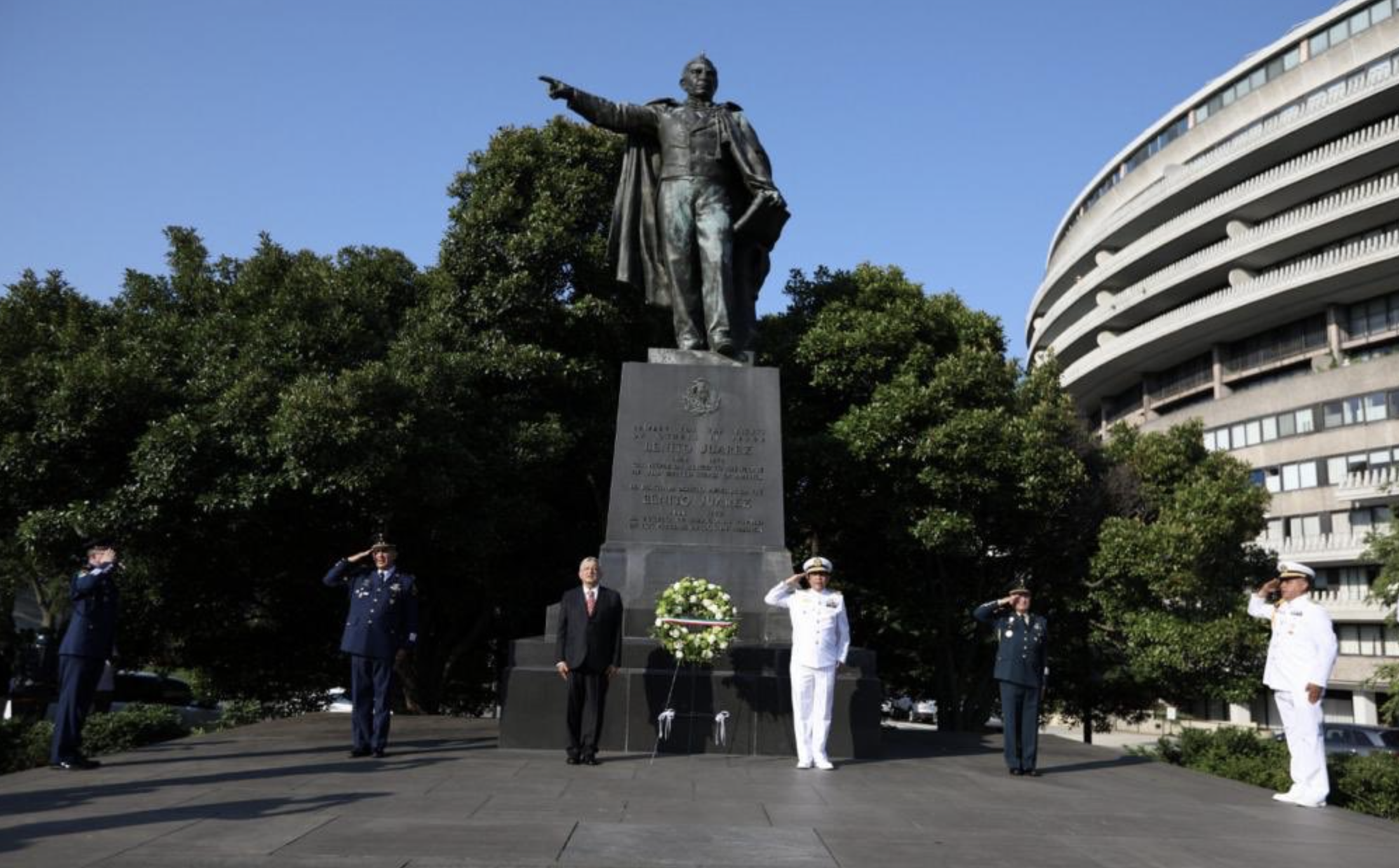 Mexican military and President visit Benito Juarez Memorial