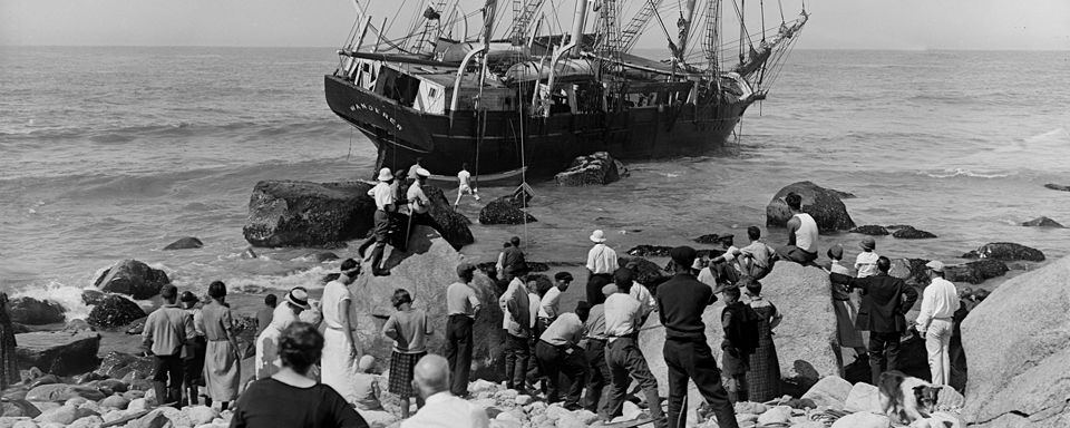 Historic image with a crowd staring and the Wander ship turned to it's side.
