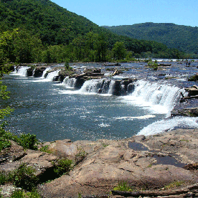 The New River plunges over Sandstone Falls