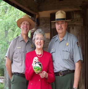 Supt. Tim Stone, artist Nancy Hofsommer, Chief Ranger Eric Williams