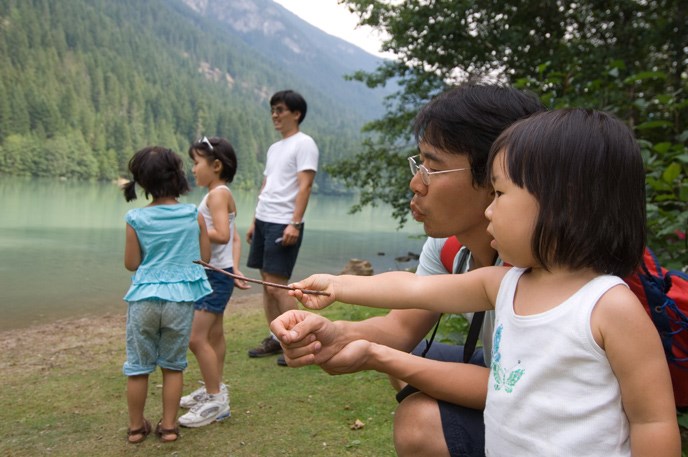 A family enjoys the scenery at Colonial Creek Campground Photo courtesy of David Snyder for the NPS A family enjoys the scenery at Colonial Creek Campground Photo courtesy of David Snyder for the NPS