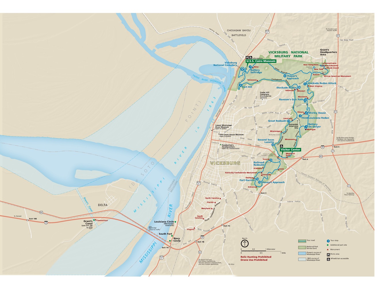 Map of Vicksburg National Military Park in Mississippi. In the right third of the map, the apostrophe-shaped park is outlined in green. The Mississippi River is shown in blue, highways in red, local roads in white, and the terrain in beige.