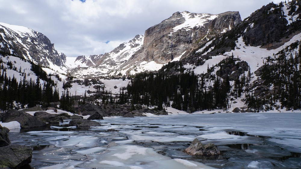 amazing hikes in the western US -  Lake Haiyaha