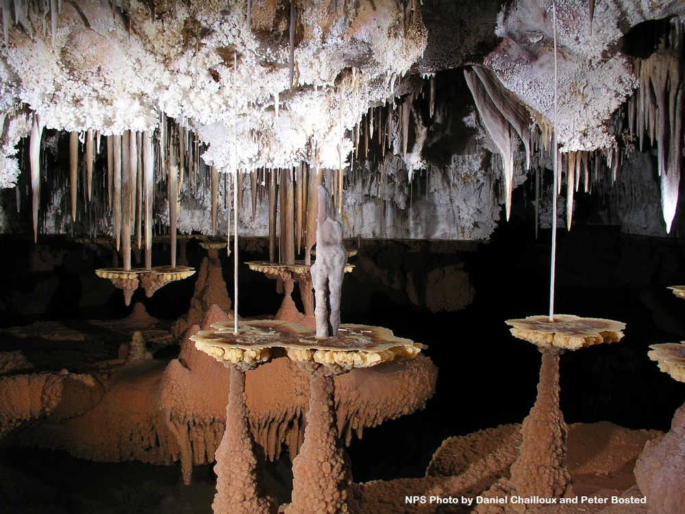 Сталагмиты. Как образуются сталактиты в пещерах. Сталактиты и сталагмиты и сталагнаты. Сталактита сталактита сталактита. Пещера со сталактитами.