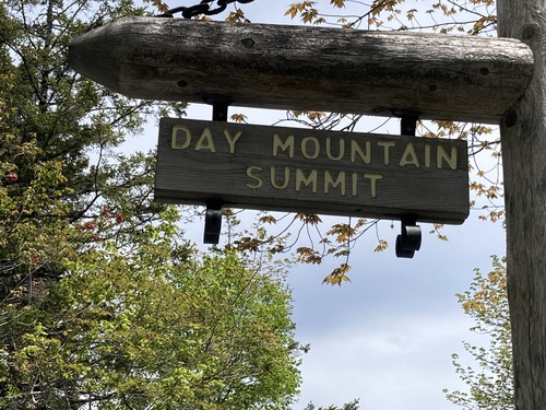 A sign pointing the way to the Day Mountain summit.