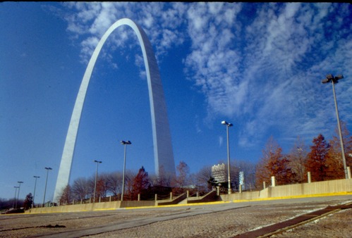 Image of the soaring steel St. Louis Arch.