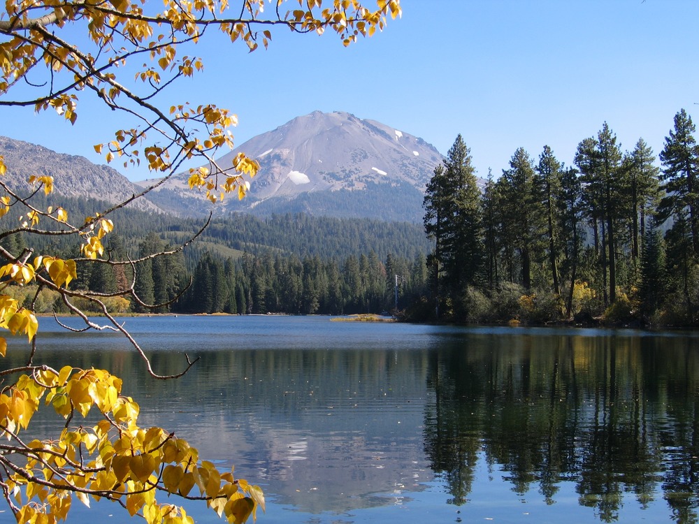 Fall colors around Manzanita Lake