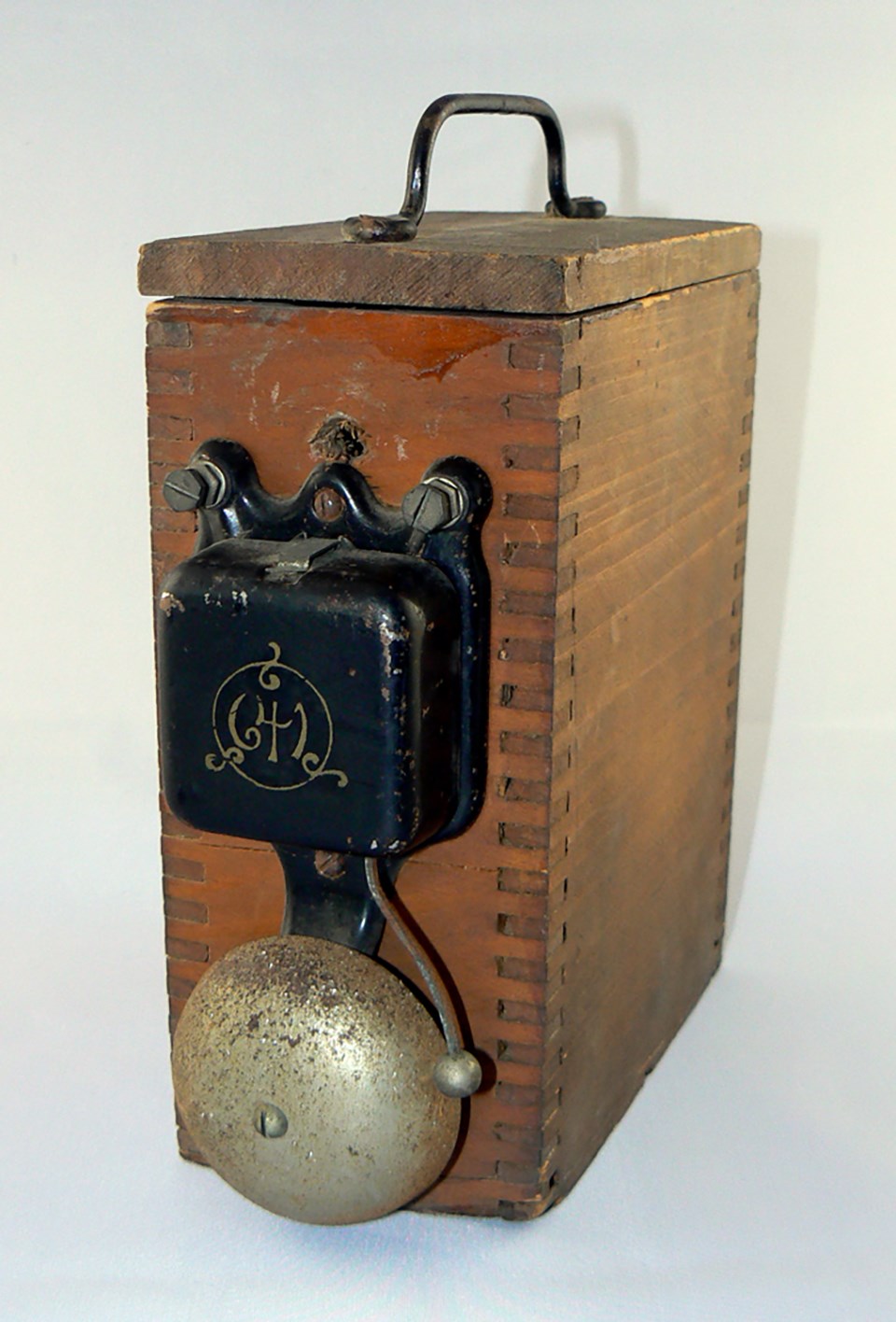 An early 20th century portable electric callbell. An early 20th century portable electric callbell.