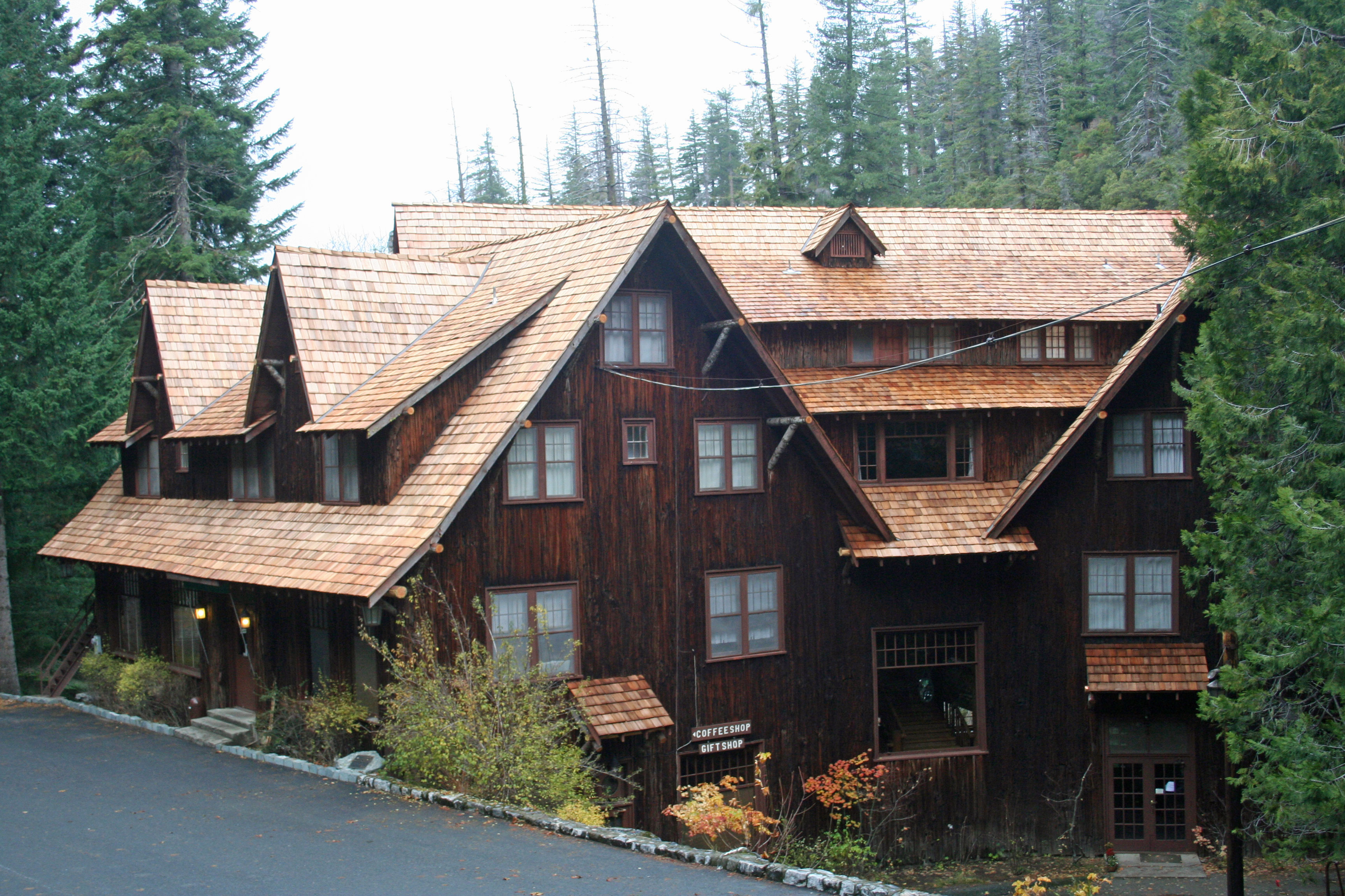 Side view of Oregon Caves Chateau