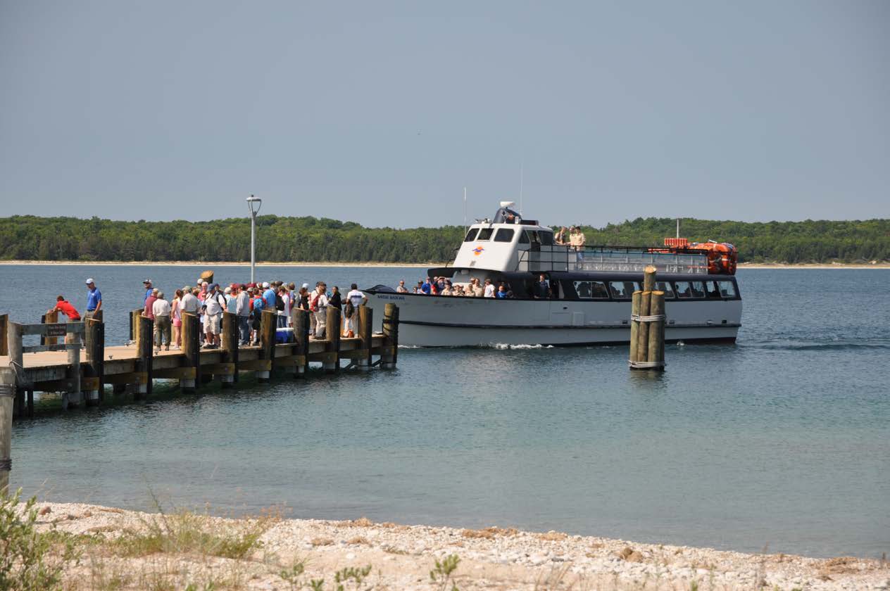 slbe005-19 tourboat people boarding a tourboat