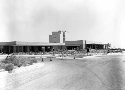 Carlsbad Caverns Visitor Center: showing drive entrance