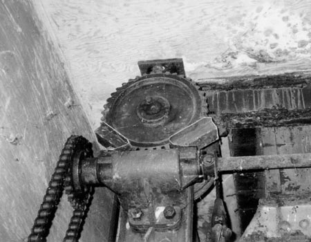 elevator platform operating mechanism