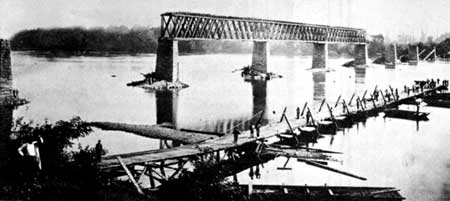 Union troops constructing a pontoon bridge