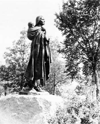 statue of Sacagawea and her child