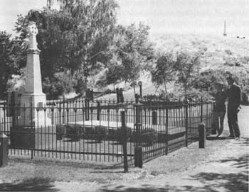 Great Grave and monument