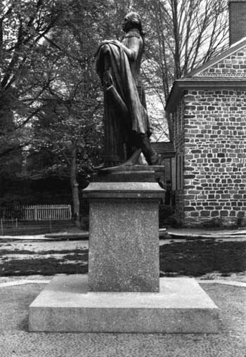 statue