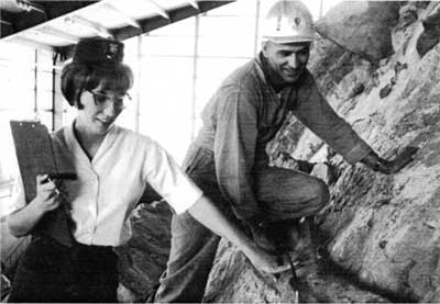 Park technician talking to Park Guide at Dinosaur NM