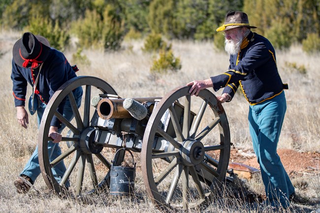 Civil War cannon and civil war soldiers