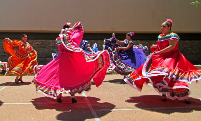 Las Joyas del Desierto dancing at the Cultural Art Market