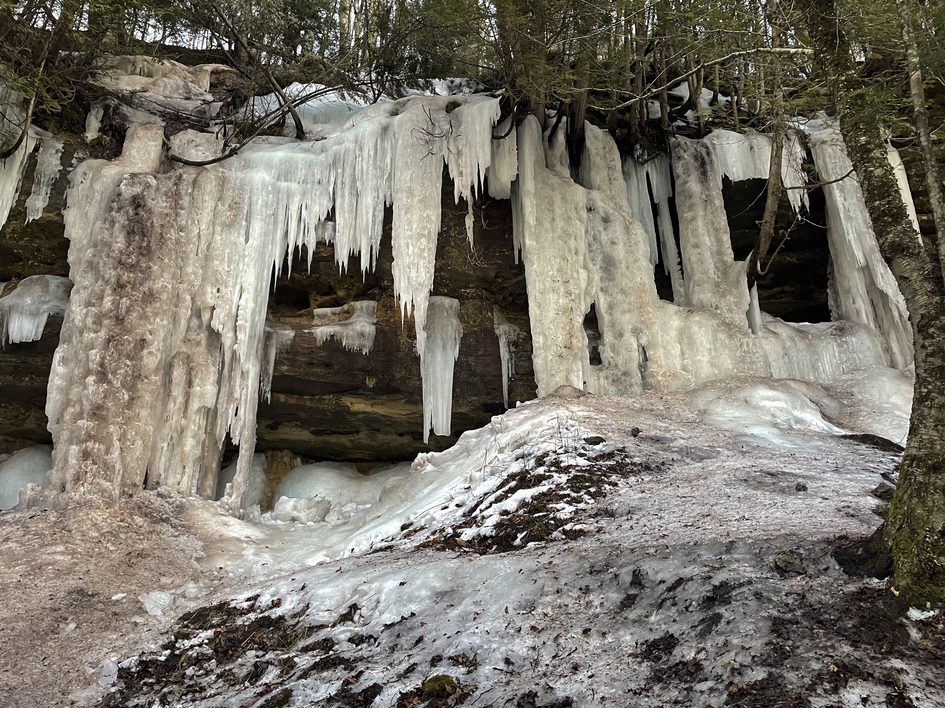 An ice climbing formation in very poor condition.