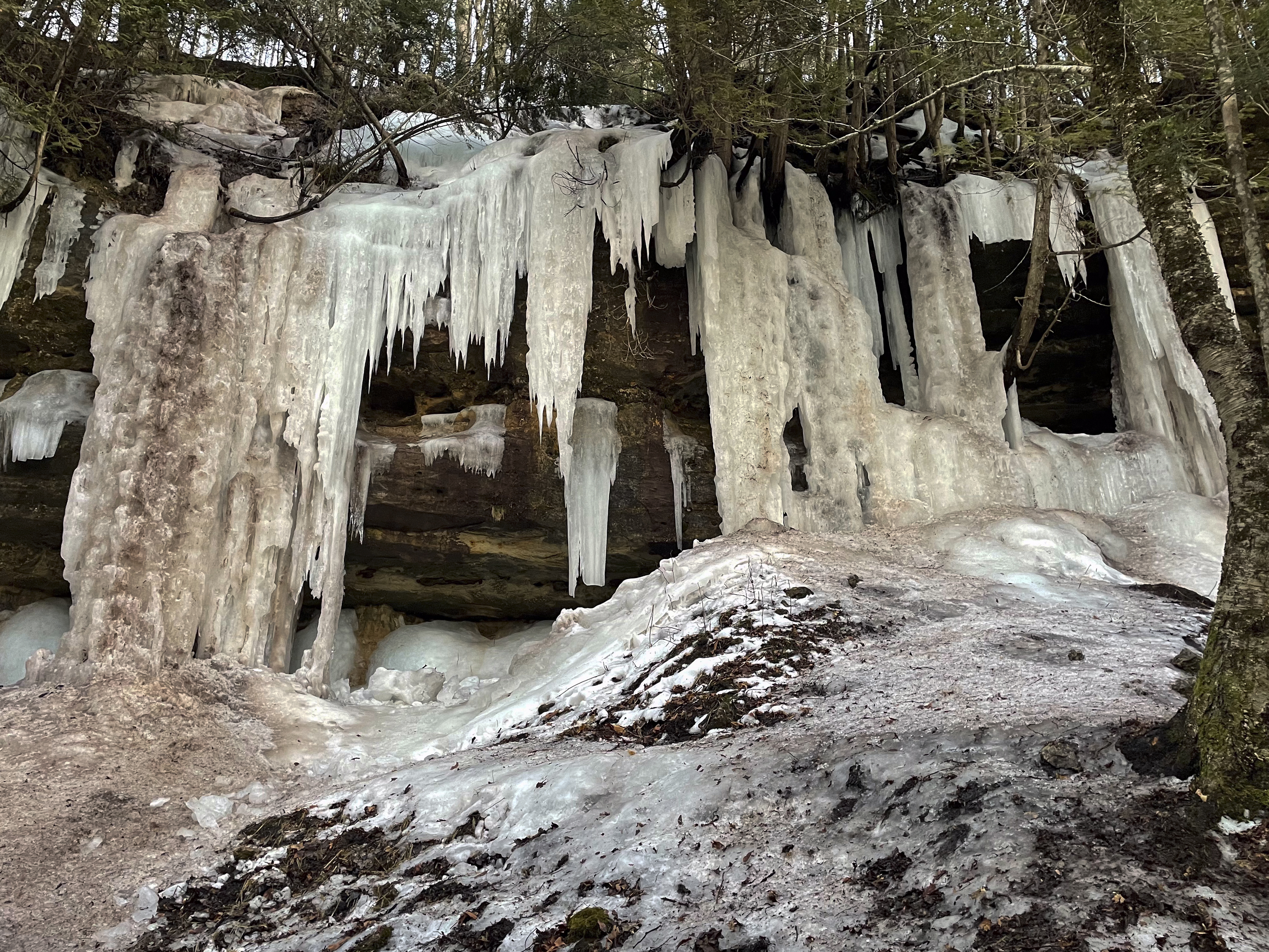 Curtains 2-8 An ice climbing formation in very poor condition.