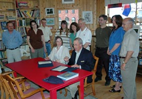 Pukaskwa National Park Manager Robin Heron and Pictured Rocks National Lakeshore Superintendent Jim Northup renew the twinning agreement between the two parks.