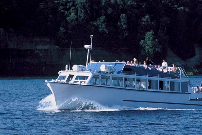 Pictured Rocks Boat Cruise along the cliffs