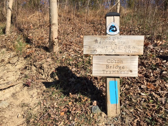 A route marker with the PHT Identity at a trailhead.