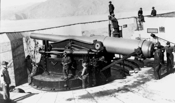 10-inch gun and crew at Battery Cranston