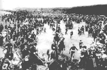 President Theodore Roosevelt reviews the troops on the Presidio Golf Course in 1903 President Theodore Roosevelt reviews the troops on the Presidio Golf Course in 1903